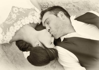 Novios tumbados en la playa