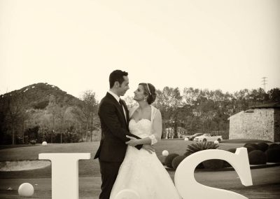 Novios con letras gigantes