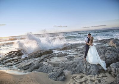 Novios en la playa con olas