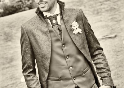 Novio con traje de boda