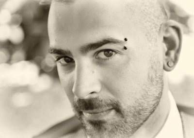 Primer plano novio blanco y negro