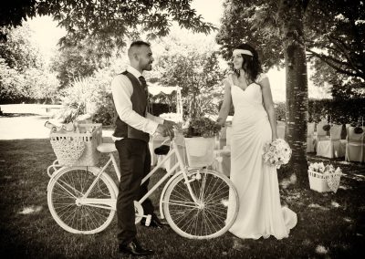 Novios en bicicleta