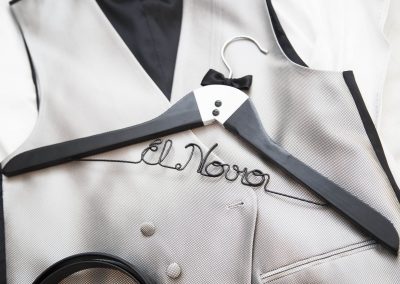 Novio en casa antes de la boda