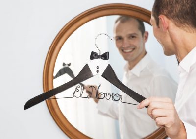 Novio en casa antes de la boda