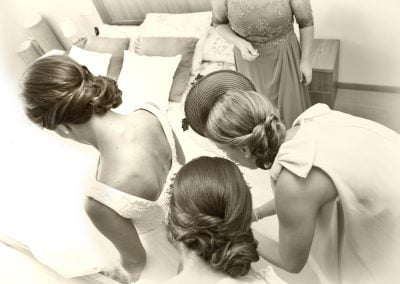 Vistiendo a la novia