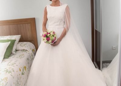 Novia en casa antes de la ceremonia