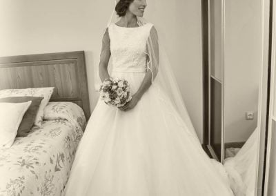 Novia en casa antes de la ceremonia