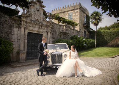 Novios con coche antiguo