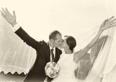 Beso con velo de boda