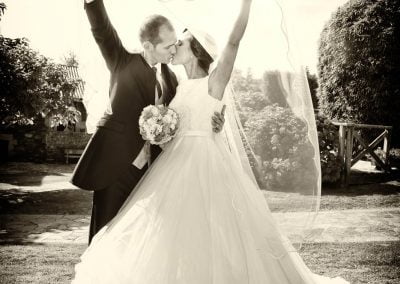 Beso con velo de boda