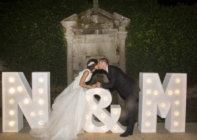 Novios con letras luminosas