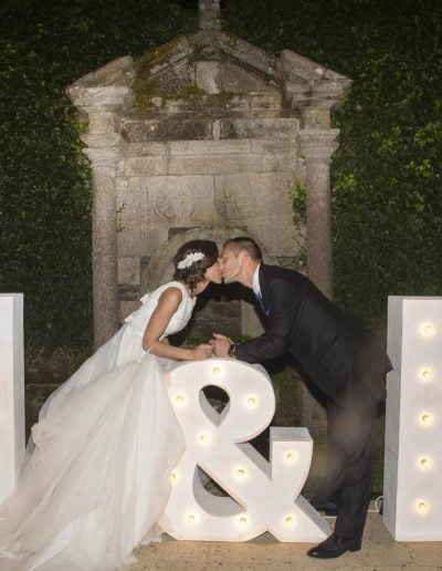 Novios con letras luminosas