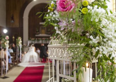Decoración floral en iglesia