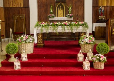 Decoración floral en altar iglesia