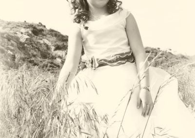 Niña de comunión en prado