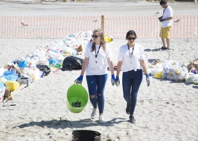 Voluntarias en la playa de Riazor