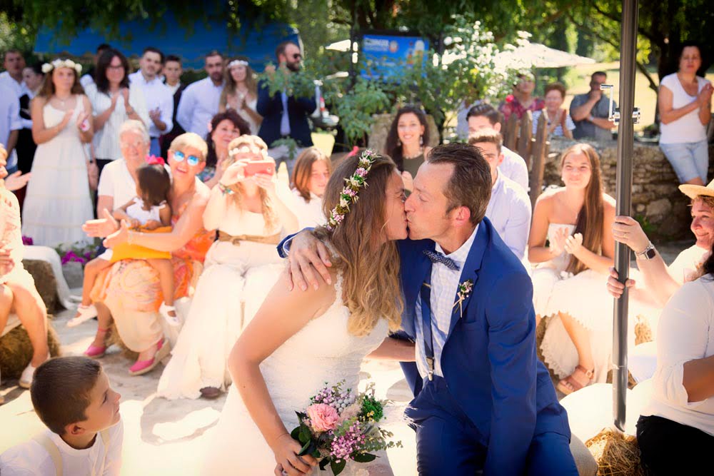 Beso en boda de peregrinos