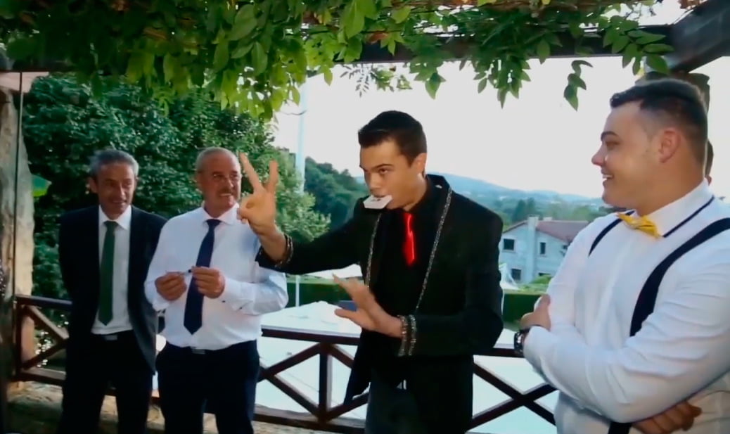 Mago Dani Polo en actuando en una Boda con invitados