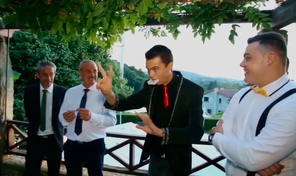Mago Dani Polo en actuando en una Boda con invitados