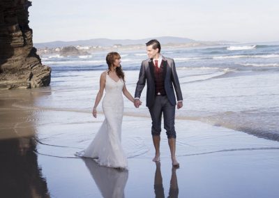 novios paseando por la iglesia