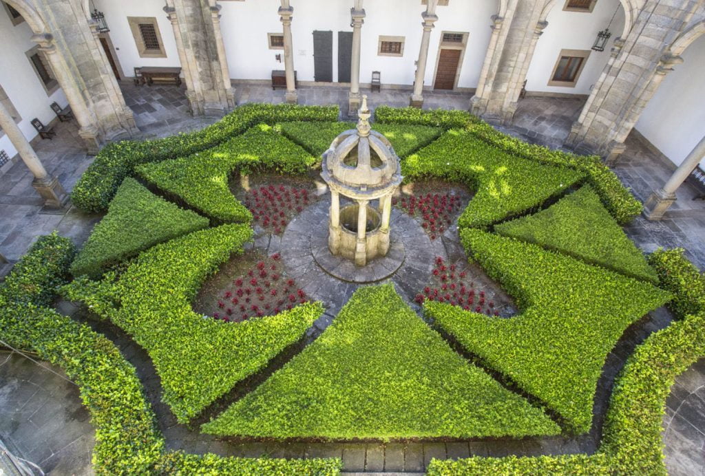 Jardines en claustro del Hostal de los Reyes Católicos