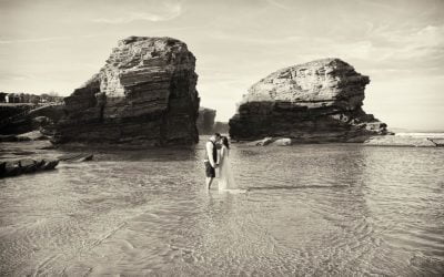 Fotógrafo Bodas Galicia, postboda con Dron en Playa de las Catedrales