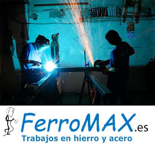 Operarios de Ferromax en su taller de Barcelona