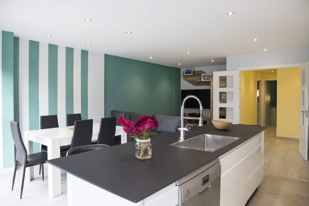 Salón Cocina en edificio obra nueva de Melide