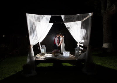 pareja de boda en balinesa de noche