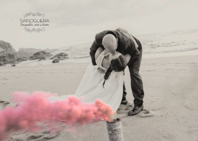 Novios con Bengala de humo color rojo