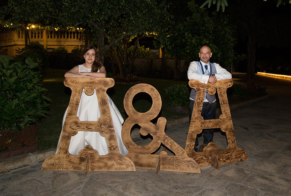 letras gigantes de madera con novios