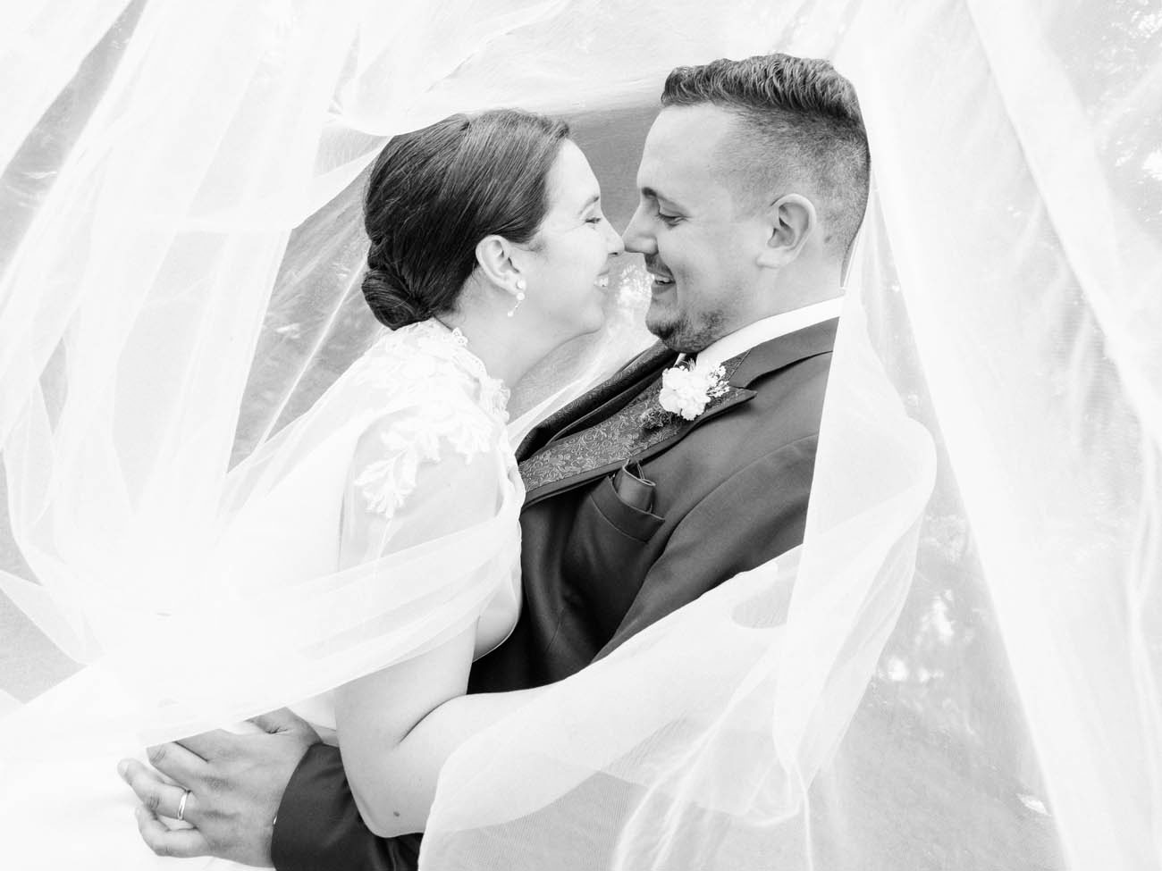 Boda Galicia, foto espontánea novios Novios en Galicia riendo bajo el velo, fotografía de boda espontánea por Sanoguera Fotografía