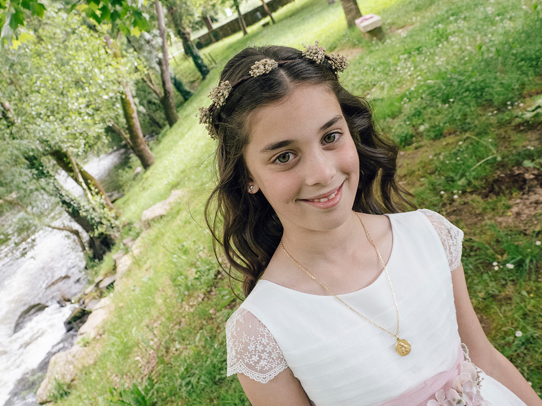 Foto comunión en Melide, área de la Cornella Niña en su primera comunión en el área recreativa A Cornella, Melide – Sanoguera Fotografía