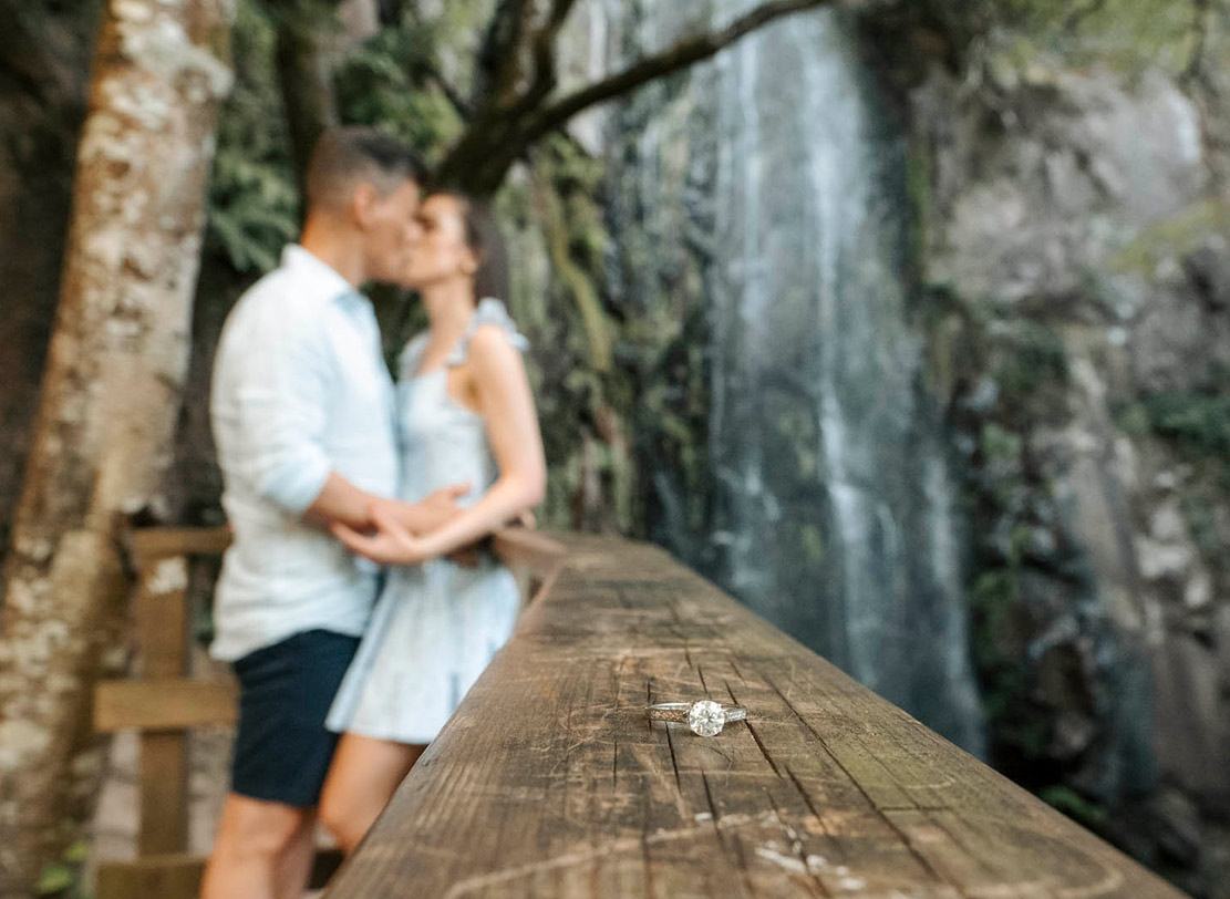 Pareja en un first look de boda en Galicia con el anillo de compromiso en primer plano – Sanoguera Fotografía