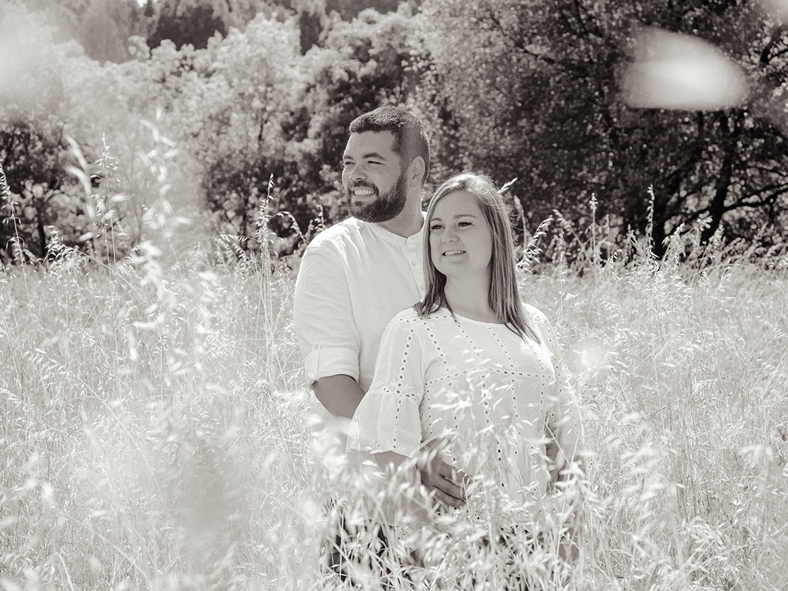 Pareja en un reportaje fotográfico natural en un campo de Galicia – Sanoguera Fotografía
