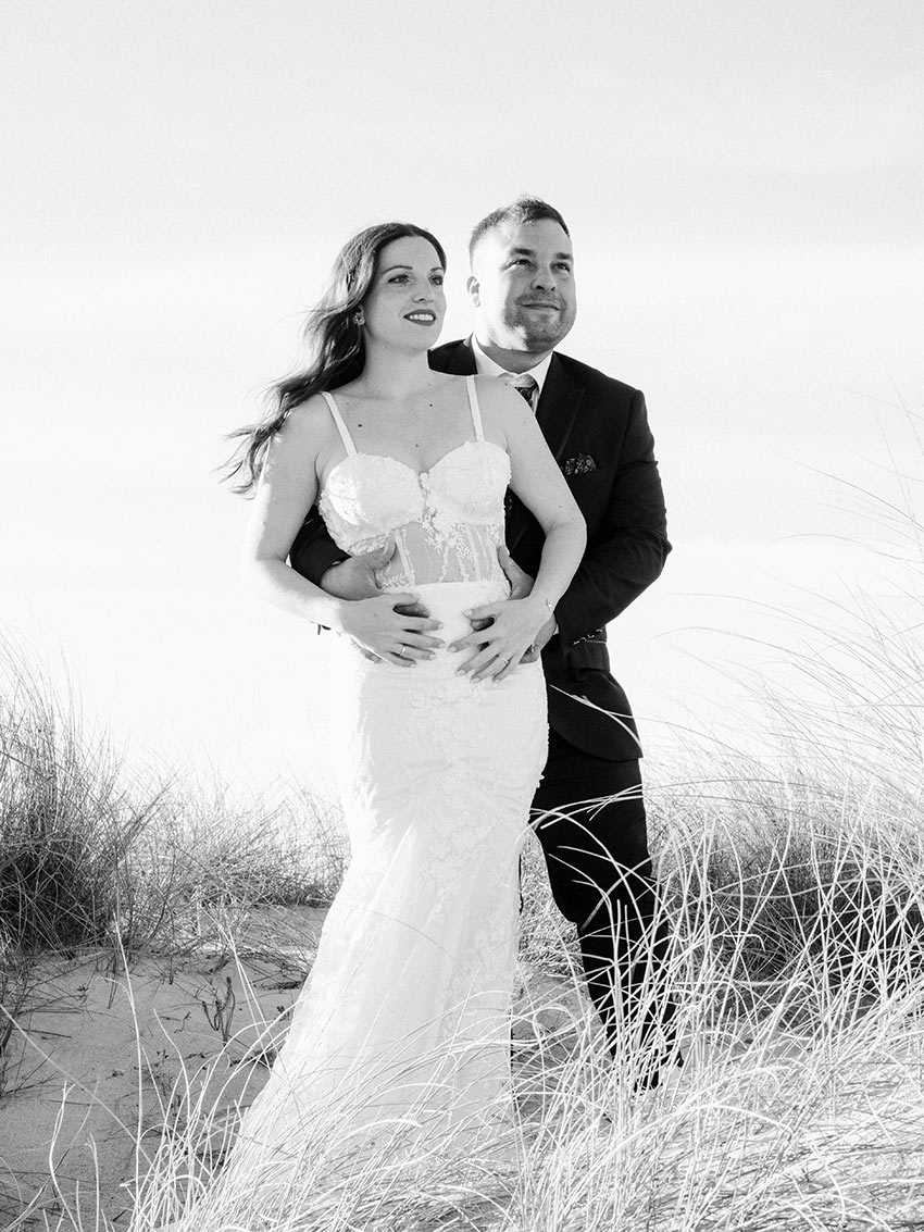 Pareja de novios en la playa durante su sesión de boda en Galicia