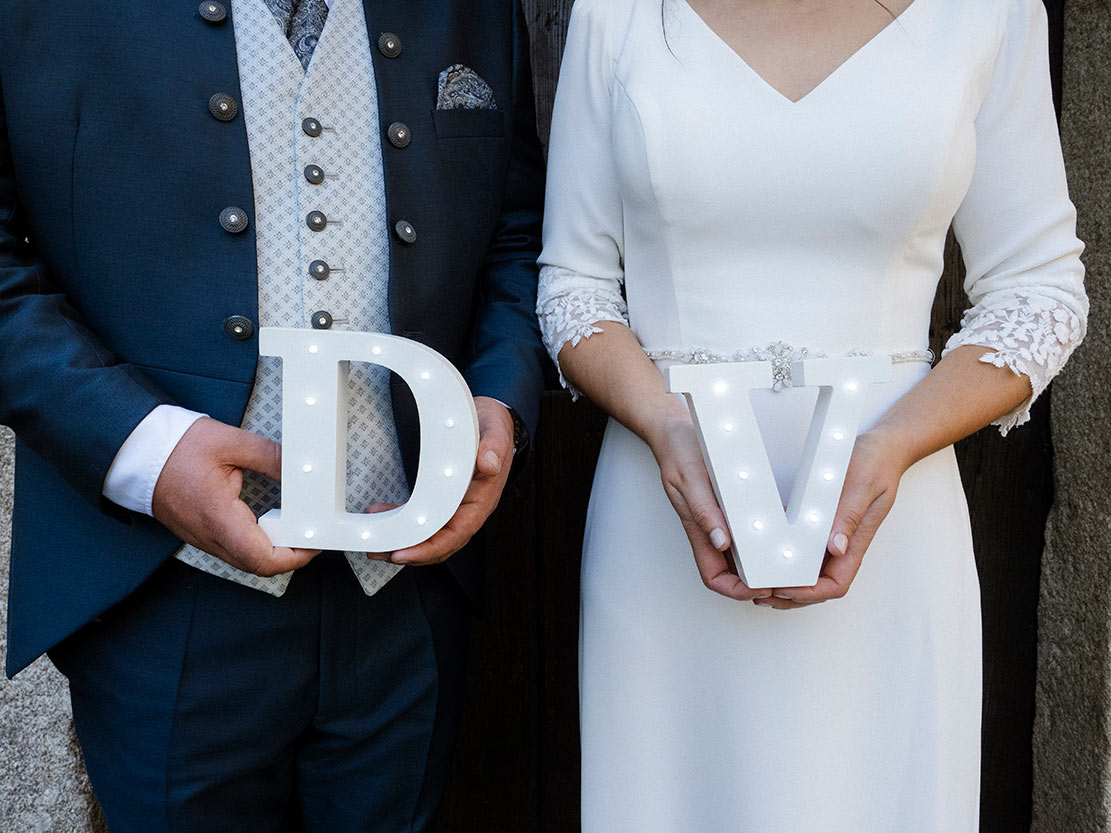 Fotos de boda naturales complicidad novios Detalle de los novios integrados en el reportaje con sus iniciales luminosas.